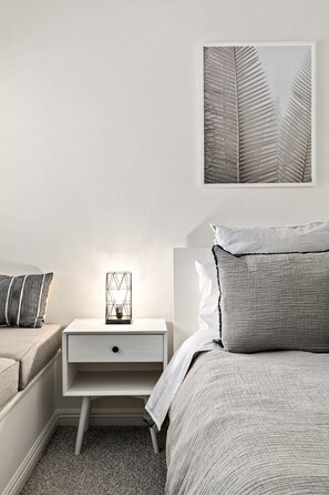 3 bedrooms, WiFi, bed sheets - GOODE.HOMES | Luxury 3-bedroom home w/ lush garden (Santa Clarita)