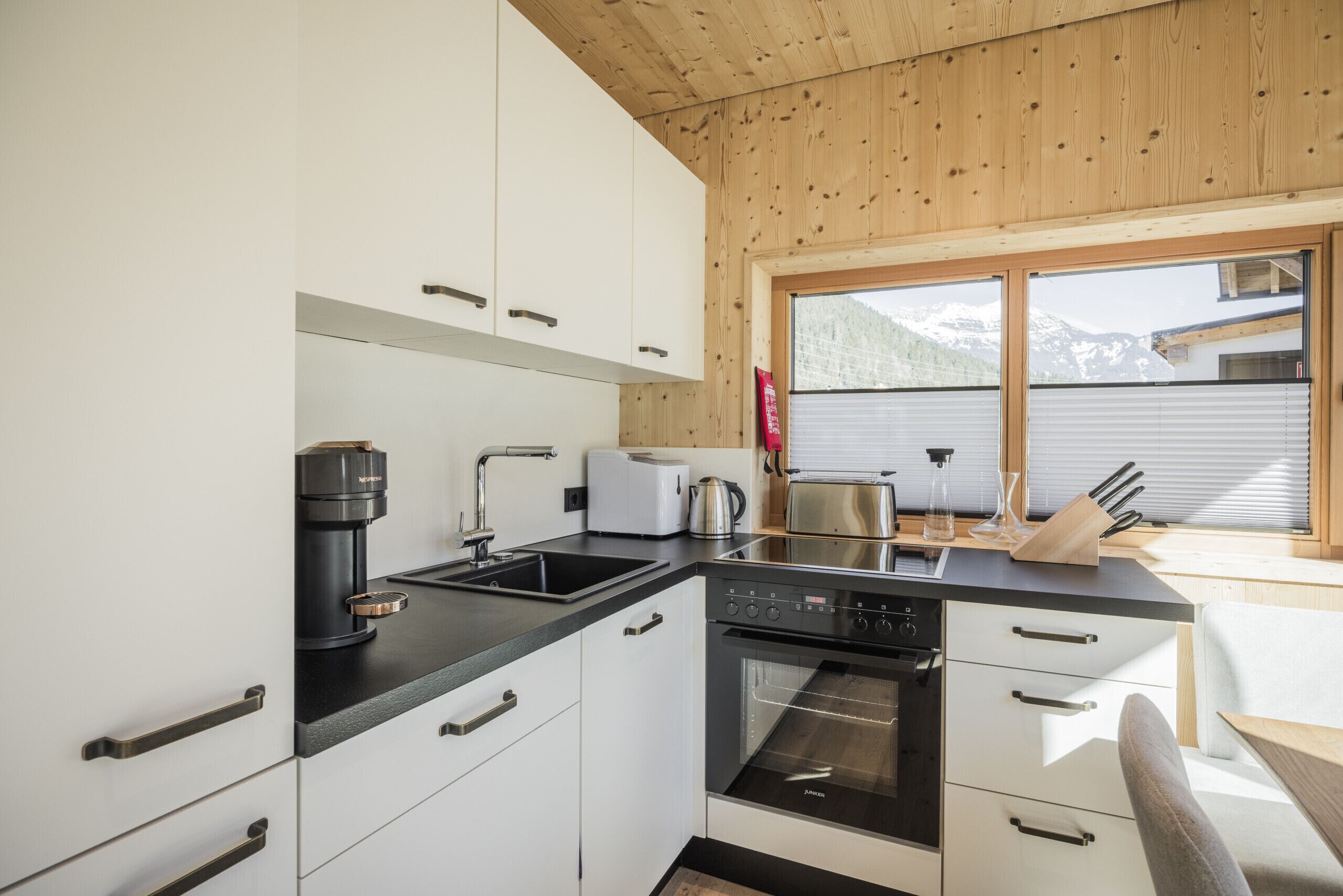Fridge, dishwasher, coffee/tea maker, electric kettle