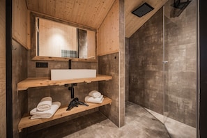 Bathtub, hair dryer, towels