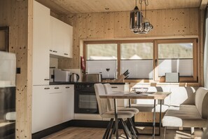 Kühlschrank, Geschirrspüler, Wasserkocher mit Kaffee-/Teezubehör