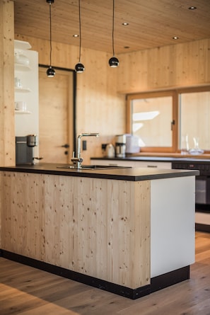 Fridge, dishwasher, coffee/tea maker, electric kettle