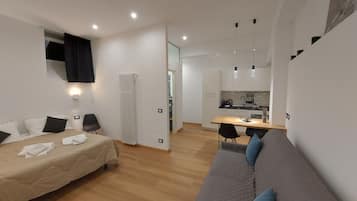 Habitación de diseñador, planta baja | Ropa de cama de alta calidad, edredón y decoración personalizada