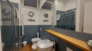 Design-Zimmer, Erdgeschoss | Badezimmer | Dusche, Regendusche, kostenlose Toilettenartikel, Haartrockner