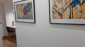 Twee ingelijste kunstwerken van Wassily Kandinsky op een witte muur.