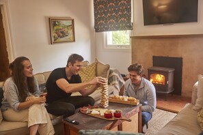 Smart TV, fireplace - Pin Oak House, Mansfield, Mt Buller, High Country (Mansfield)