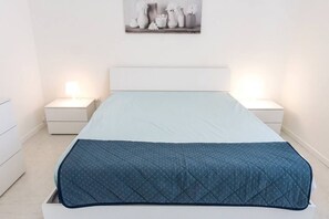 1 bedroom, bed sheets - C004 - Camerano, new two-room apartment with air conditioning (Camerano)