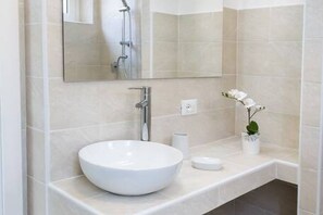 Shower, bidet, towels - C004 - Camerano, new two-room apartment with air conditioning (Camerano)