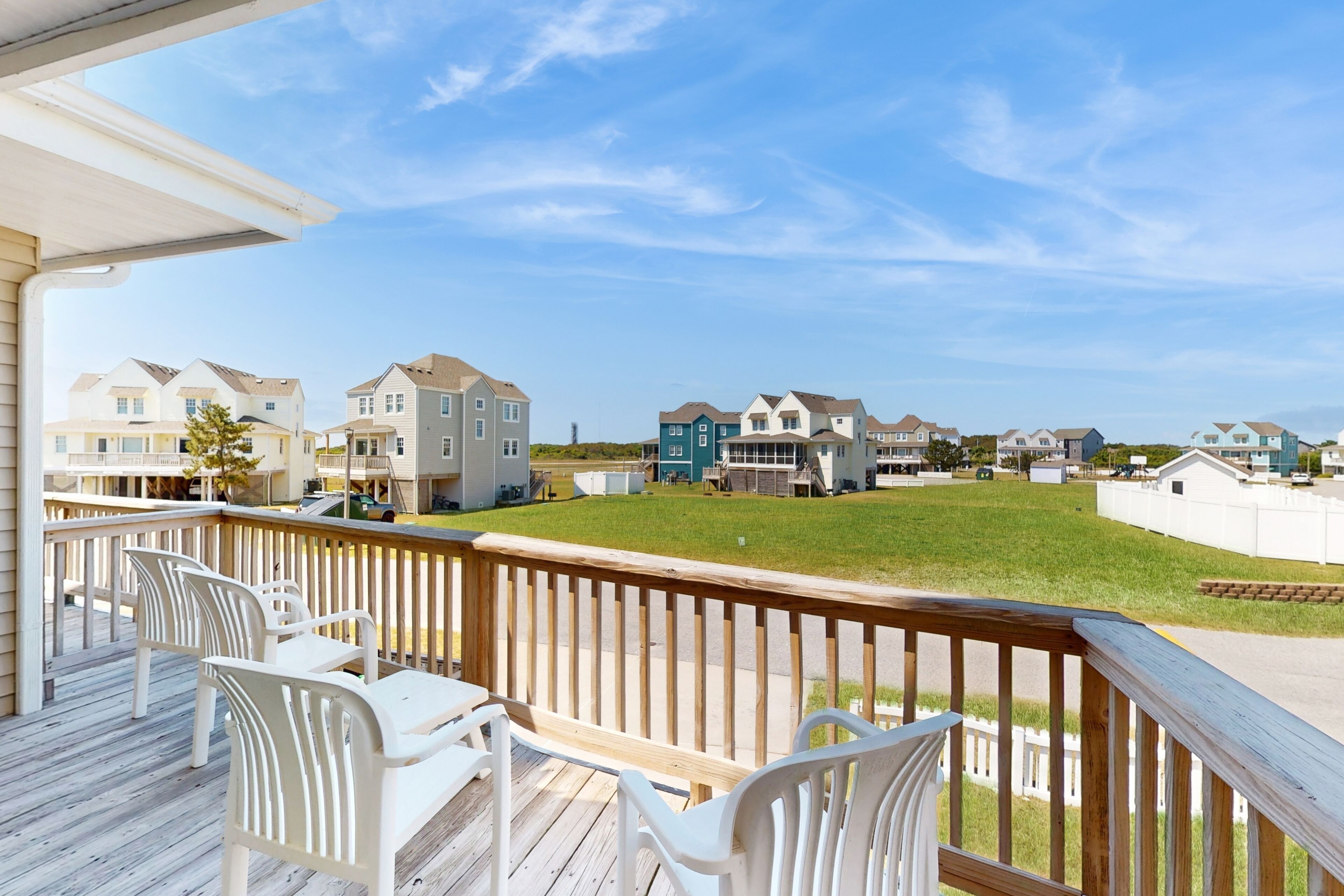 Dog-friendly townhouse with fast WiFi, shared pool, AC, W/D & ocean views