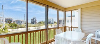 Dog-friendly townhouse with fast WiFi, shared pool, AC, W/D & ocean views
