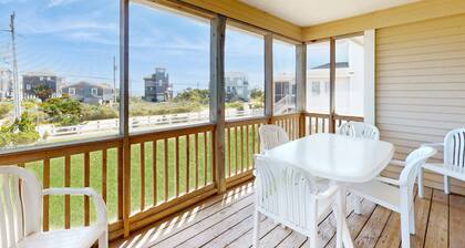 Dog-friendly townhouse with fast WiFi, shared pool, AC, W/D & ocean views