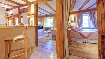 1 habitación, escritorio, tabla de planchar con plancha y cuna de viaje