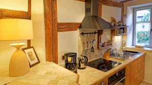 Een koelkast, een microgolfoven, een oven, een kookplaat