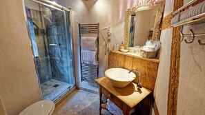 Douche, sèche-cheveux, serviettes fournies, savon