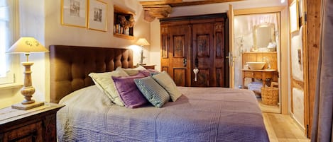 1 habitación, caja de seguridad en la habitación y escritorio