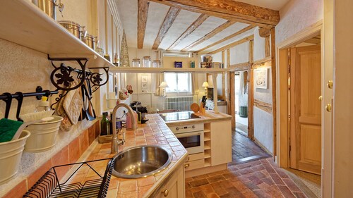 Le Petit Ours*****, Sur une petite place médiévale, accès extérieur direct.