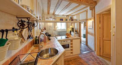 Le Petit Ours*****, Sur une petite place médiévale, accÚs extérieur direct.