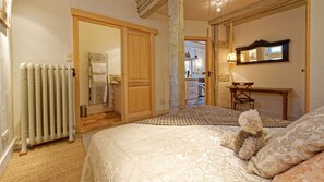 1 habitación, escritorio, tabla de planchar con plancha y cuna de viaje 