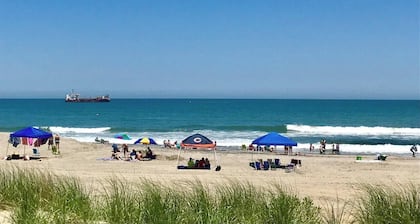 Duck Cottage w/ Heated Pool , big porches and 5 min walk to beach