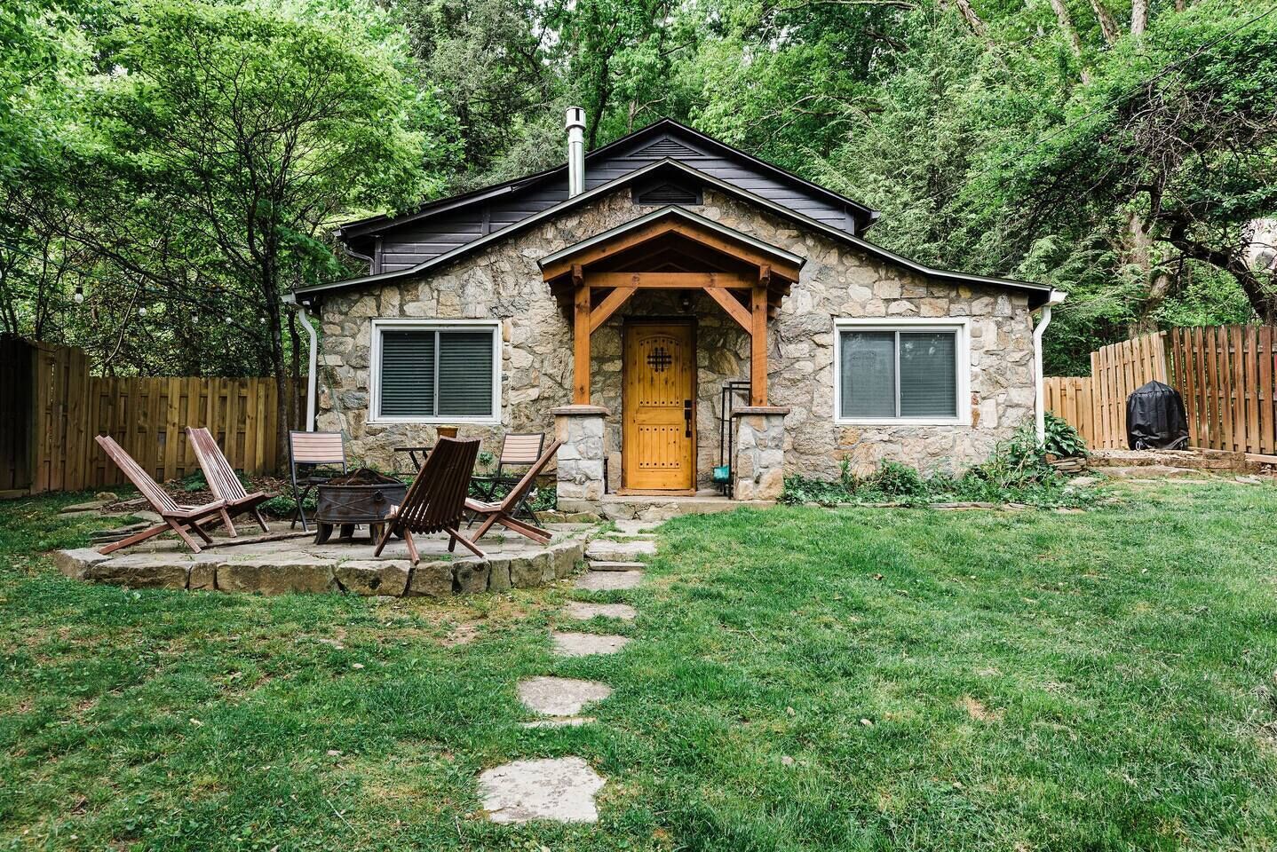 Romantic Cabin Rental, Pet-Friendly, Walk to Town