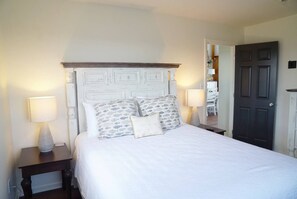 4 slaapkamers, een bureau, een strijkplank/strijkijzer, wifi