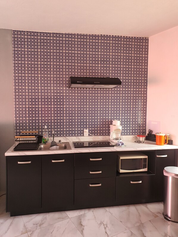 Refrigerador, microondas, cafetera y tetera y utensilios de cocina