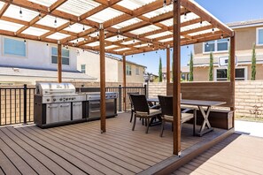Outdoor dining - GOODE.HOMES | Luxury Modern Home w/ pool/spa (Santa Clarita)