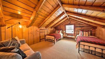 3 bedrooms, desk, iron/ironing board, internet