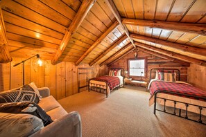 3 bedrooms, desk, iron/ironing board, Internet - Cambridge Springs Cabin Near French Creek! (Cambridge Springs)