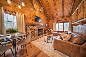 TV, DVD player - Cambridge Springs Cabin Near French Creek! (Cambridge Springs)