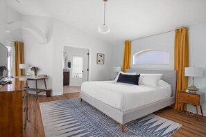 4 soverom, skrivebord, strykejern/-brett og reiseseng for barn