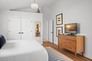 4 bedrooms, desk, iron/ironing board, travel crib