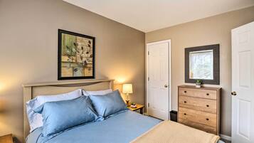 3 bedrooms, desk, iron/ironing board, travel crib