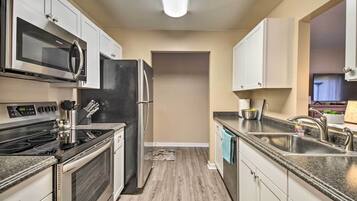 Fridge, microwave, stovetop, dishwasher