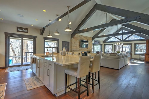 Exceptional MTN Retreat w/ Hot Tub, Near Skiing!