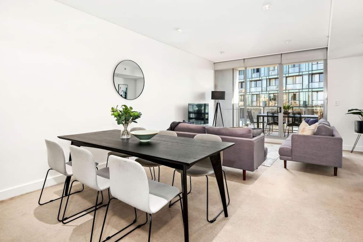 Three Bedroom Apartment With Parking | 客廳 | 智能電視