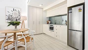 Full-size fridge, microwave, oven, stovetop