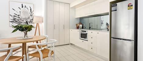 Grand réfrigérateur, micro-ondes, four, plaque de cuisson