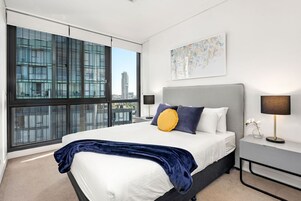 Three Bedroom Apartment With Parking | Ferros/tábuas de passar roupa, Wi-Fi de cortesia, roupa de cama