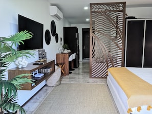 Deluxe-Suite, eigener Pool | Zimmersafe, individuell dekoriert, individuell eingerichtet
