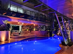2 outdoor pools, open 9:00 AM to 10:00 PM, free pool cabanas