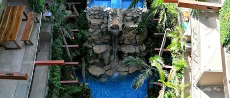 2 piscines extérieures, cabanons gratuits, parasols de plage