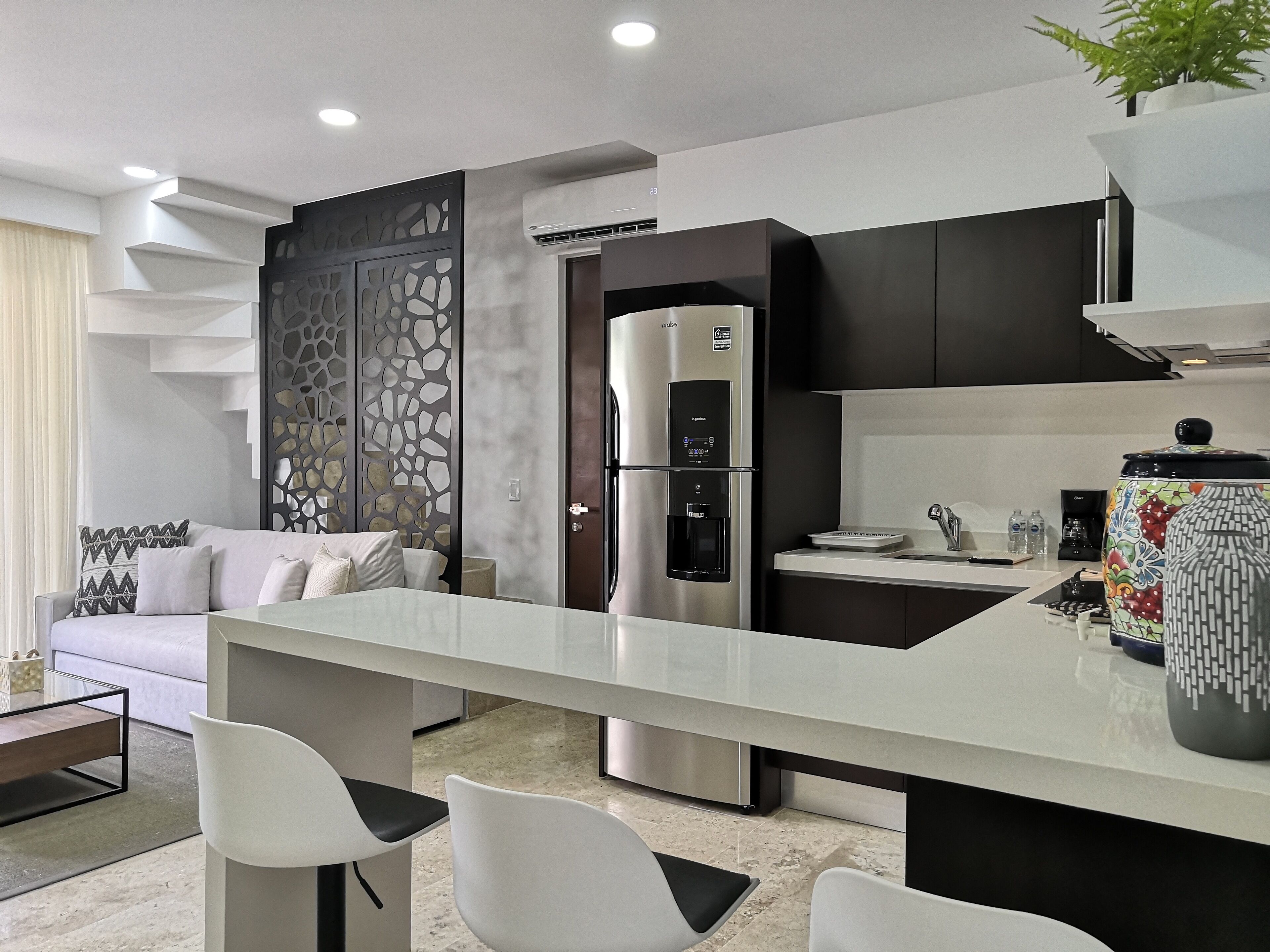 Kjøleskap, mikrobølgeovn, hurtigmikser og kjøkkenutstyr