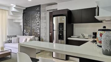 Fridge, microwave, blender, cookware/dishes/utensils