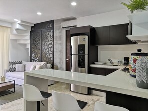 Réfrigérateur, micro-ondes, blender