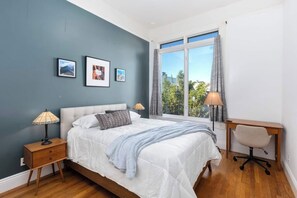 3 bedrooms, desk, iron/ironing board, travel crib - Gorgeous Victorian Flat (San Francisco)