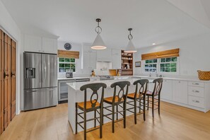 Fridge, microwave, oven, stovetop - Waterfront w/Floating Dock, Kayaks~Family Home (Cobbs Creek)