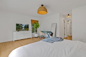 3 bedrooms, desk, iron/ironing board, travel cot - Waterfront w/Floating Dock, Kayaks~Family Home (Cobbs Creek)