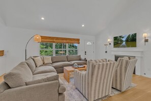 Smart TV, fireplace, ping pong, books - Waterfront w/Floating Dock, Kayaks~Family Home (Cobbs Creek)