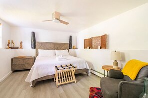 5 bedrooms, desk, iron/ironing board, travel crib - #TheFlightdeck | Stylish Home Near Newport & Navy (Middletown)