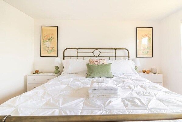 5 habitaciones, escritorio y tabla de planchar con plancha 